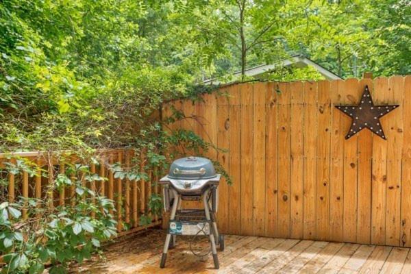 Treehouse Between Gatlinburg And Pigeon Forge. Pet Friendly! Exterior photo