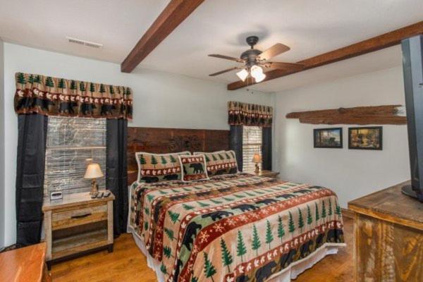 Treehouse Between Gatlinburg And Pigeon Forge. Pet Friendly! Exterior photo