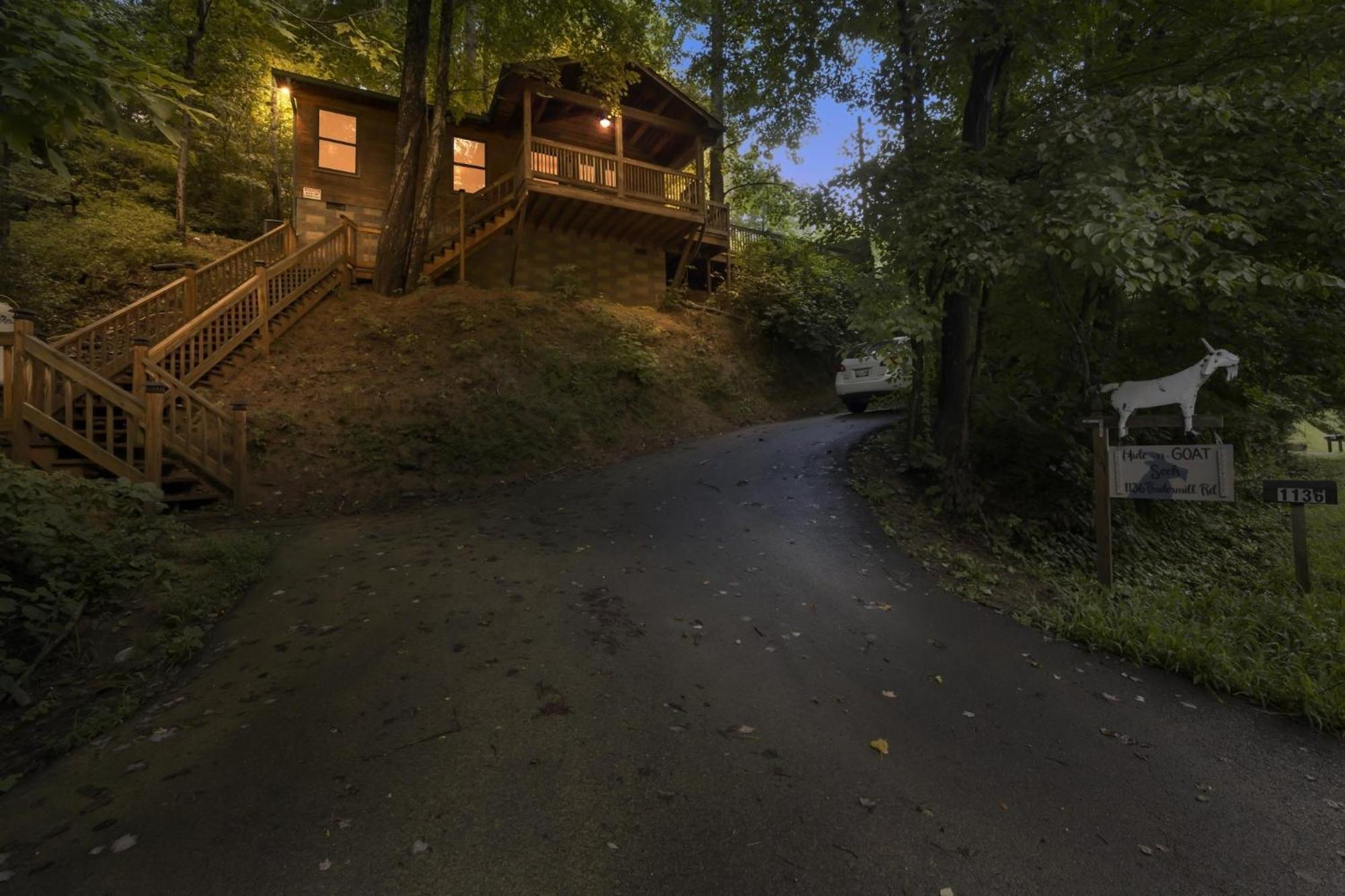 Treehouse Between Gatlinburg And Pigeon Forge. Pet Friendly! Exterior photo